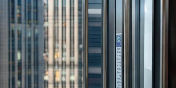 物业费里包含电梯年检费用吗？